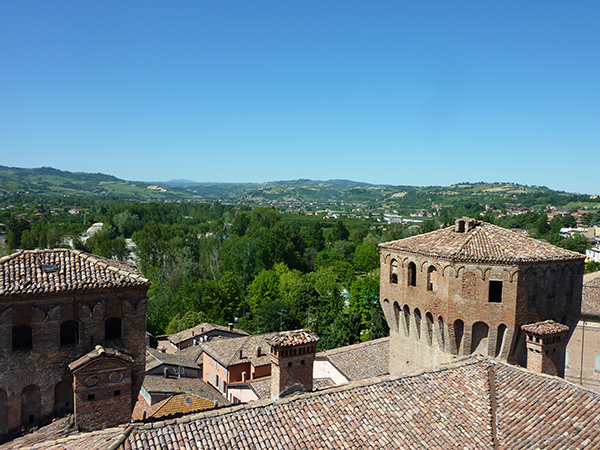 vue de l'architecture moyen-ageuse de Vignola en Italie